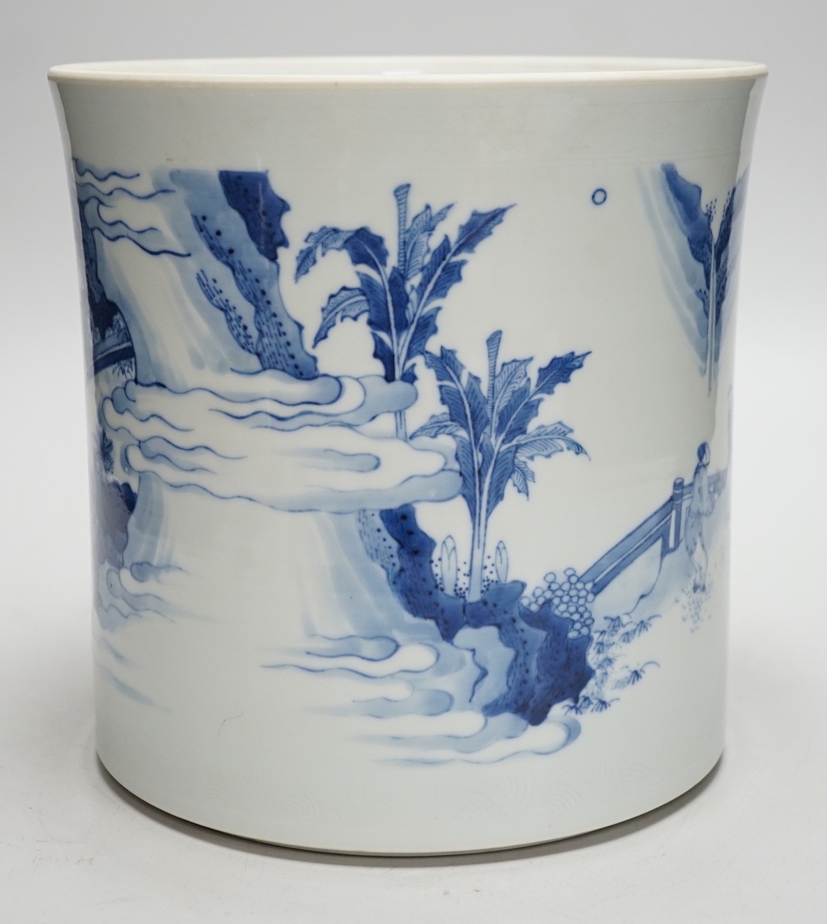 A large Chinese blue and white brushpot, 20.5 cms high - Image 3 of 6