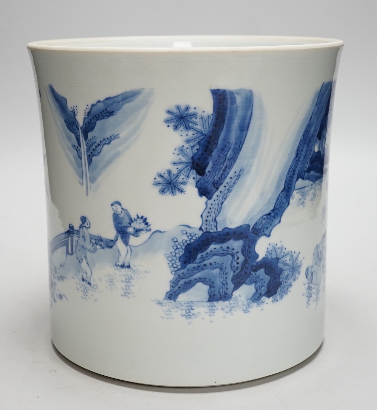 A large Chinese blue and white brushpot, 20.5 cms high - Image 2 of 6