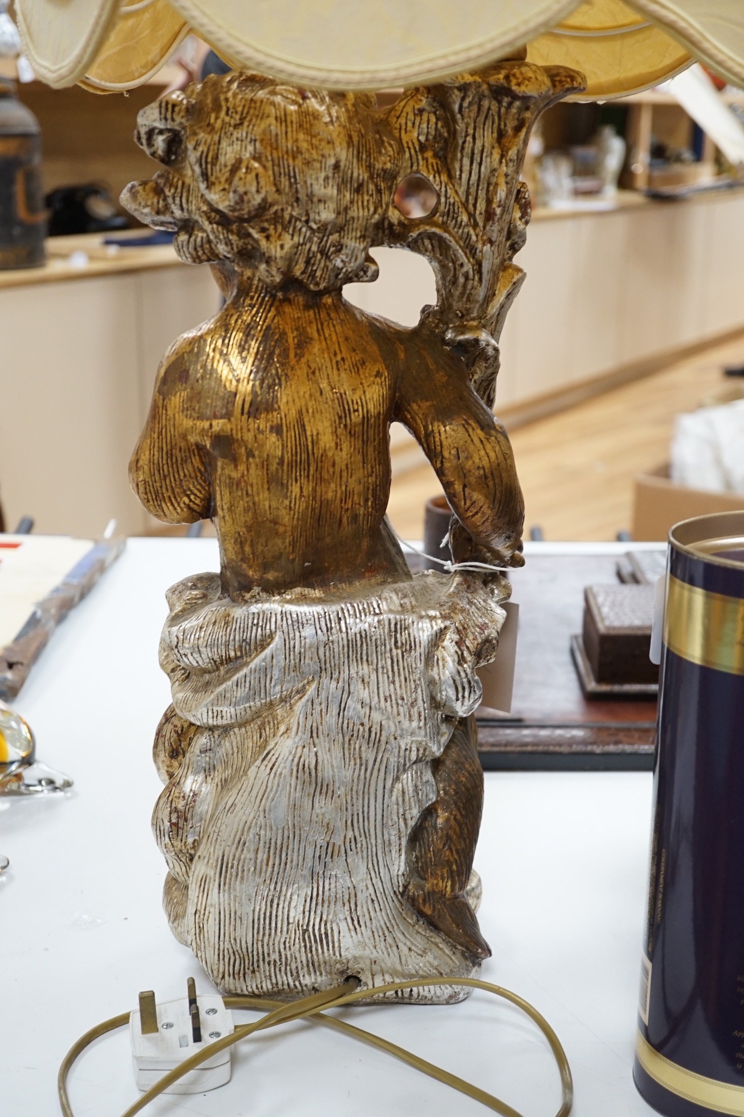 A gilt composition putti table lamp. 86cm tall - Bild 3 aus 3