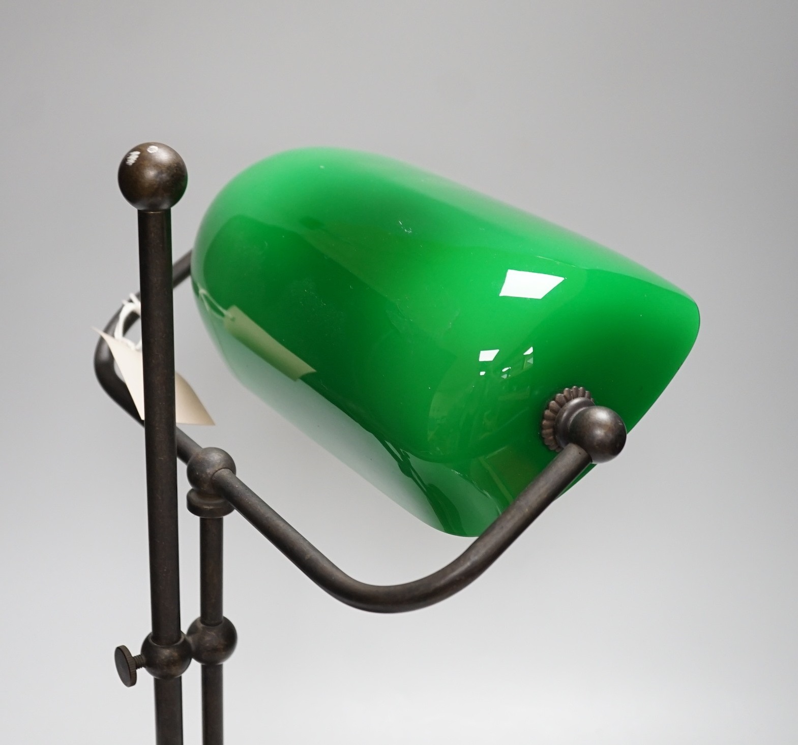 A green glass and brass student lamp, 48cms high - Bild 3 aus 3