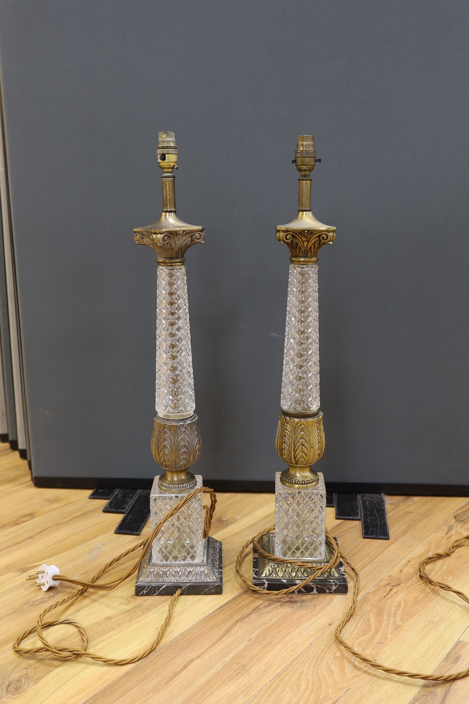 A pair of gilt brass and glass lamps with shades, 71cms high including light fitting - Bild 2 aus 3