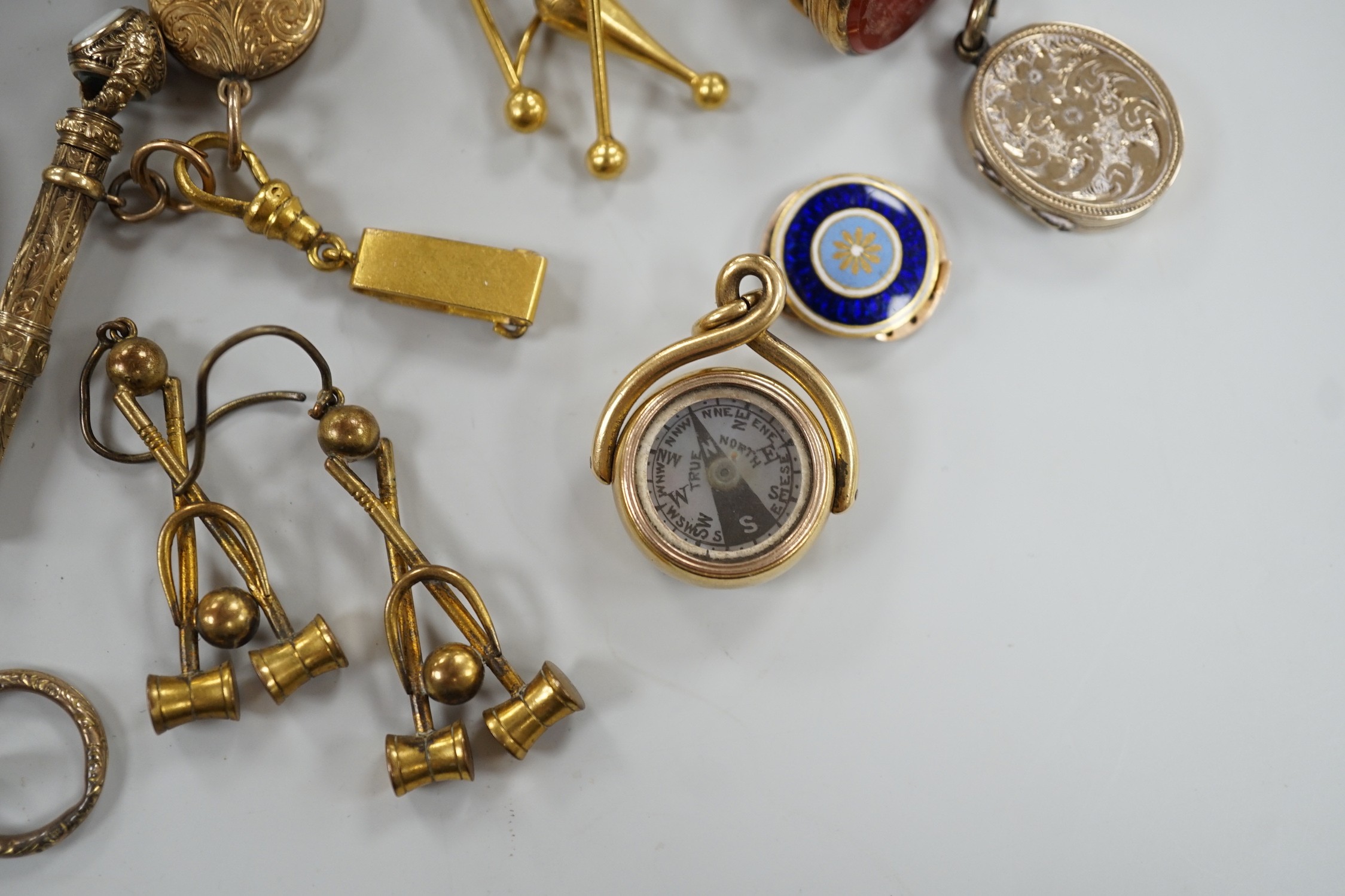 Mixed collectables including a yellow metal clam shell mourning pendant, 22mm, a George III yellow - Image 5 of 7