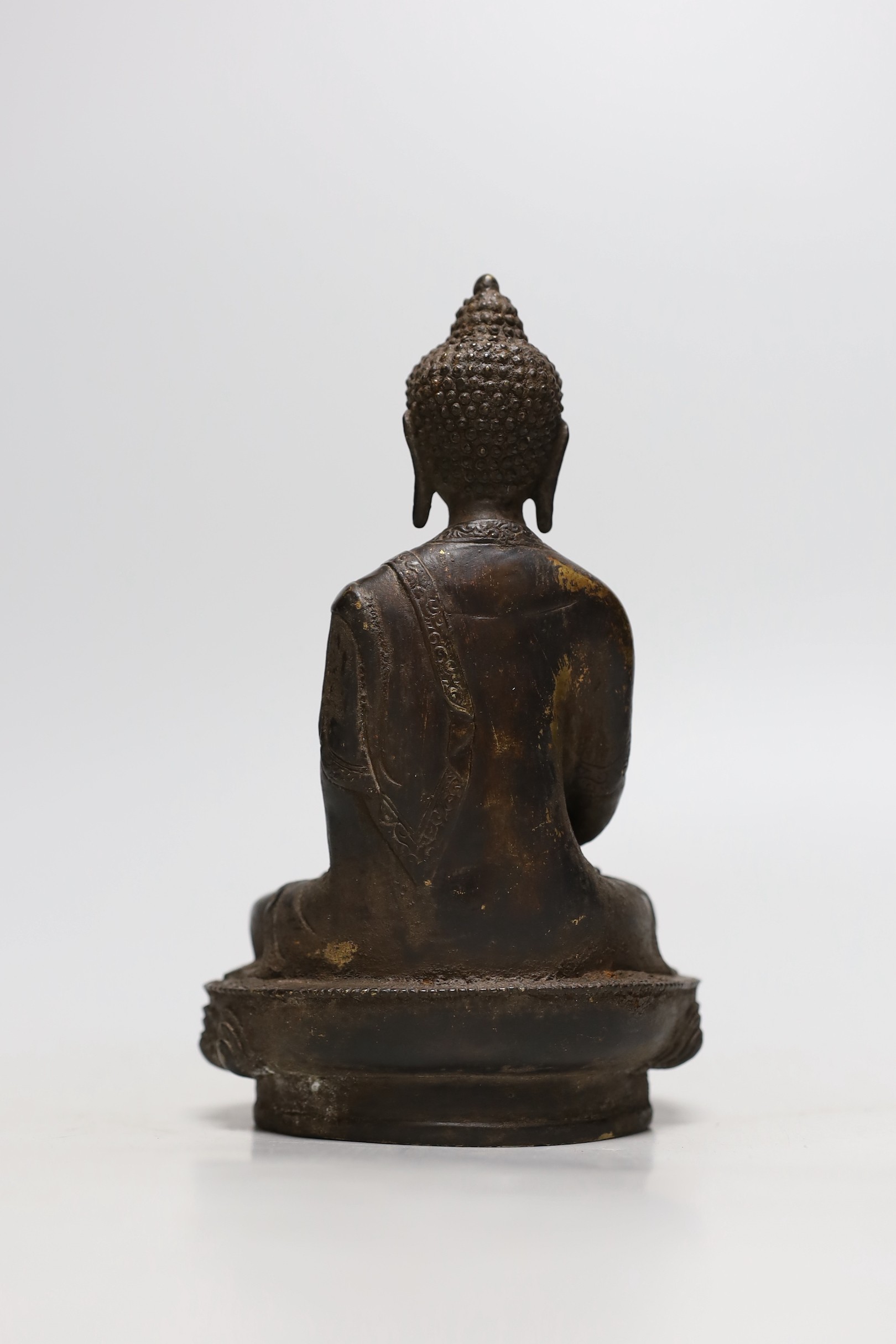 A Himalayan bronze figure of Buddha, 19.5cms high - Image 3 of 4