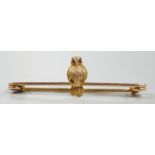 A mid 20th century two colour 9ct owl bar brooch, with cabochon eyes, 38mm, gross weight 1.3 grams.