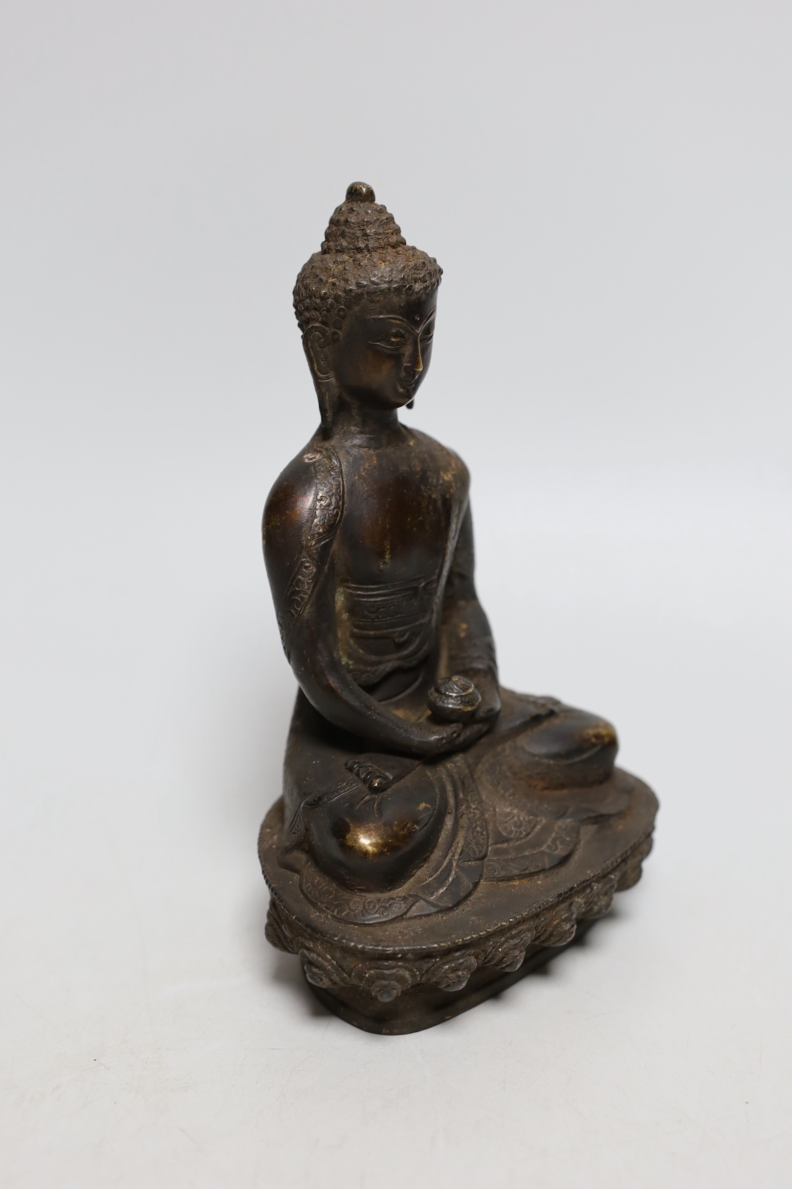 A Himalayan bronze figure of Buddha, 19.5cms high - Image 2 of 4