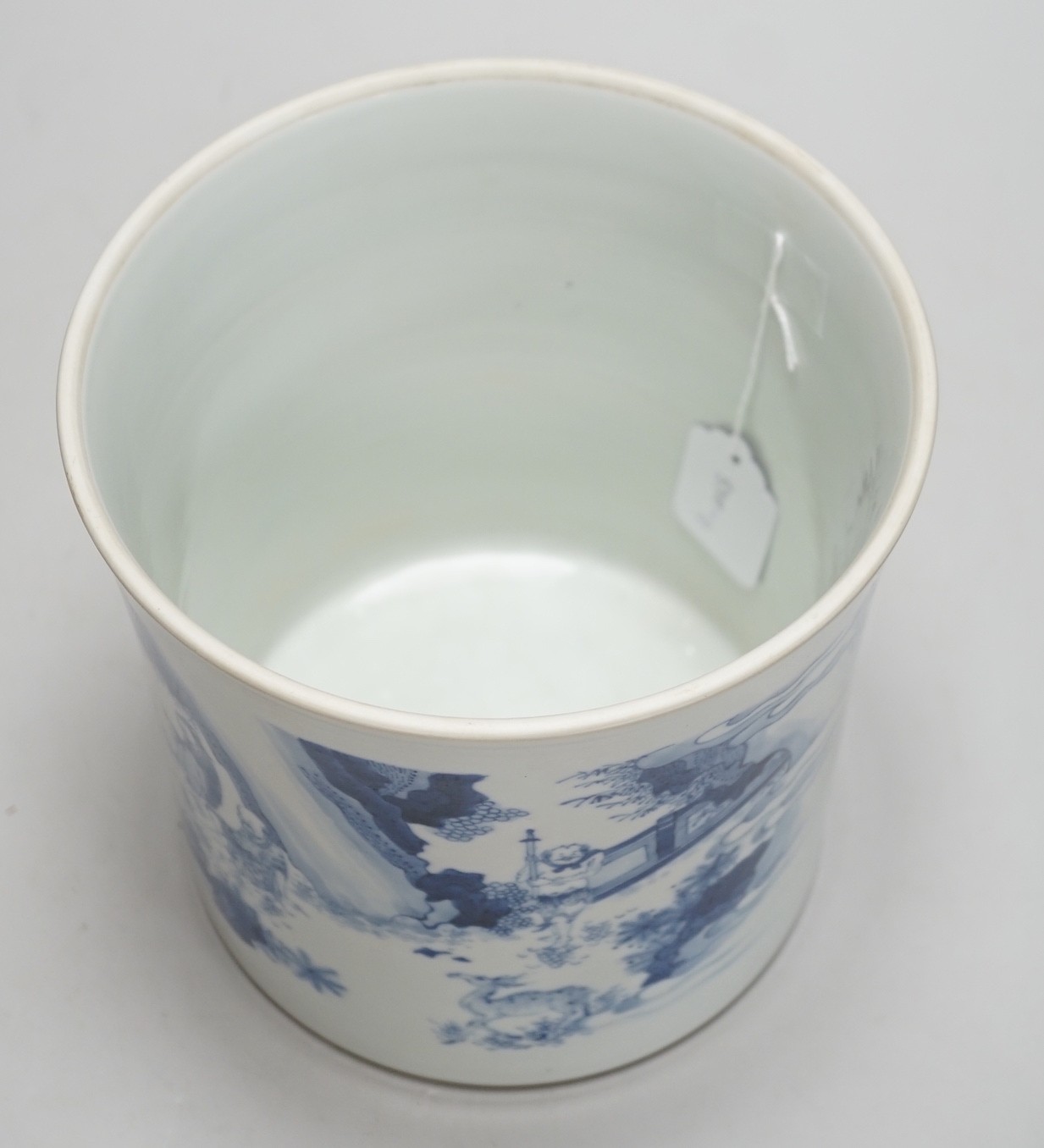 A large Chinese blue and white brushpot, 20.5 cms high - Image 6 of 6