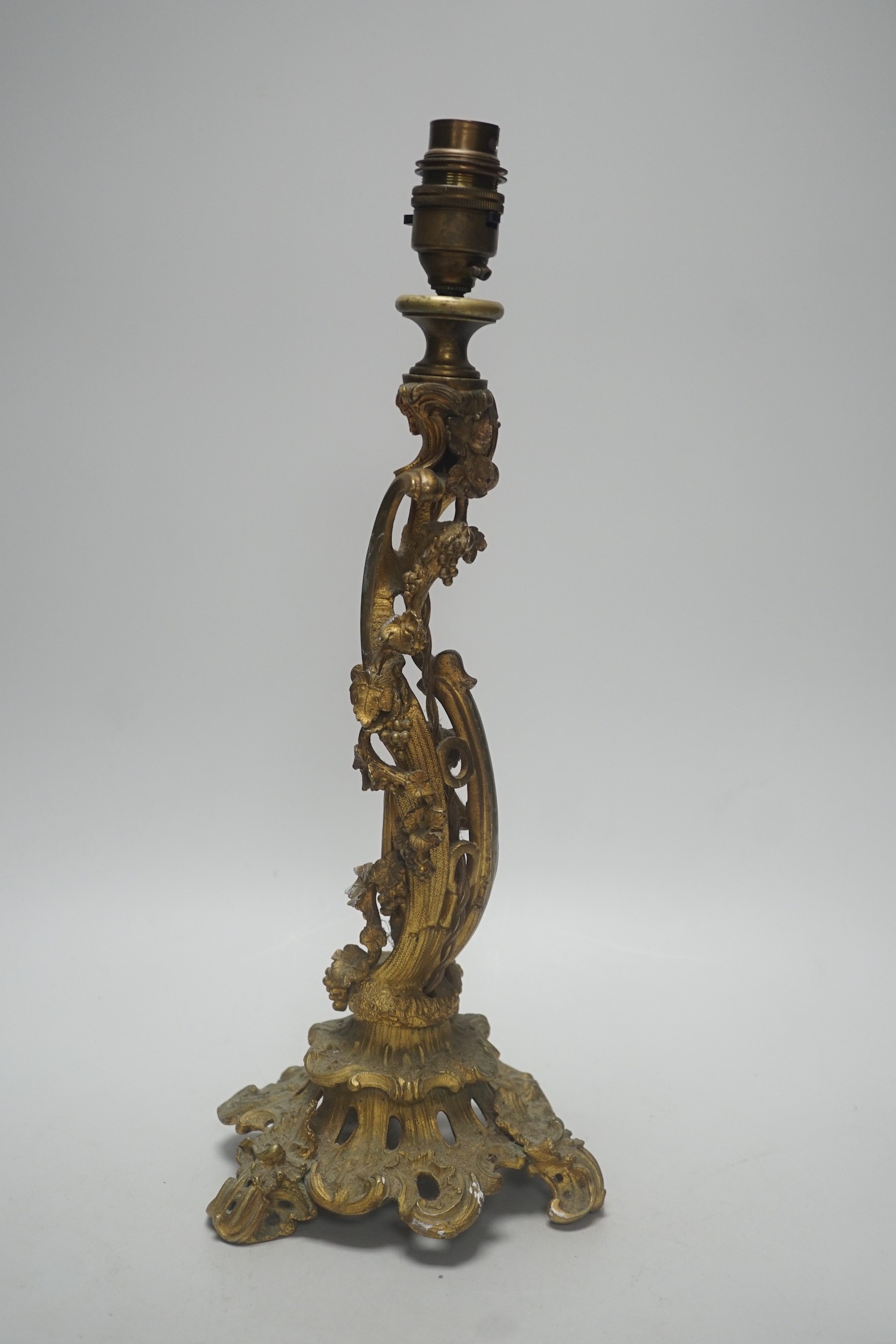 A 19th century French rococo style ormolu candlestick, converted to table lamp, 39cm tall - Bild 4 aus 4