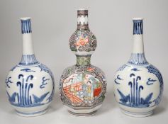 A Chinese famille verte octagonal double gourd vase, together with a pair of Chinese blue and