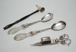 A pair of Edwardian glass handled silver salad servers, Sheffield, 1901, 26.9cm together with a