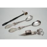 A pair of Edwardian glass handled silver salad servers, Sheffield, 1901, 26.9cm together with a