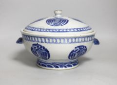 A 19th century Chinese blue and white ‘Phoenix medallion’ rice bowl and cover, 14cm tall