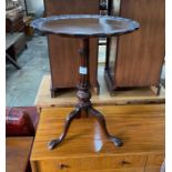 A George III style circular mahogany wine table, diameter 45cm, height 63cm