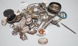 Sundry silver and jewellery items, including a Georgian salt, silver bracelet, sterling pencil,