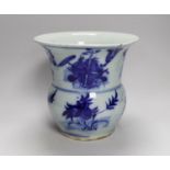 A Chinese blue and white jar, zhadou, Qing dynasty, 21cm