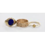 Three assorted 9ct rings including engraved band and lapis lazuli set, size I, gross weight 9.1