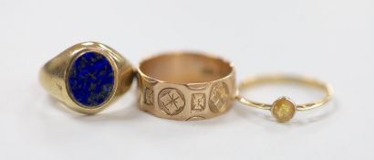 Three assorted 9ct rings including engraved band and lapis lazuli set, size I, gross weight 9.1