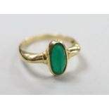 A modern yellow metal and single stone facetted oval chrysoprase set ring, size S, gross weight 3.