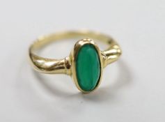 A modern yellow metal and single stone facetted oval chrysoprase set ring, size S, gross weight 3.