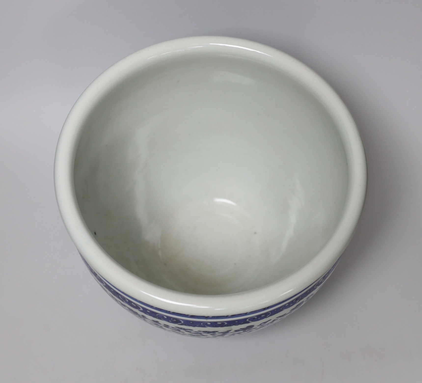 A Chinese blue and white jardiniere, 18cm - Image 3 of 4