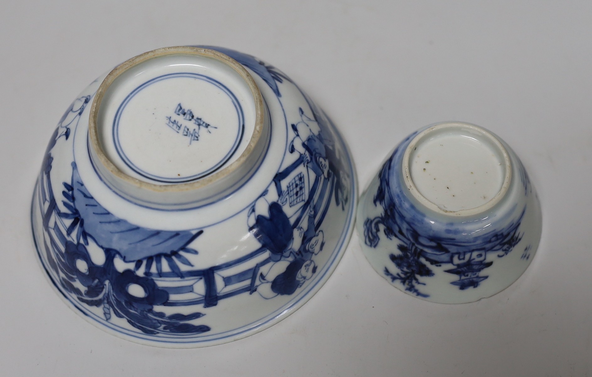 A Chinese Kangxi blue and white tea bowl and saucer, and a blue and white bowl, largest 13cm - Image 6 of 6