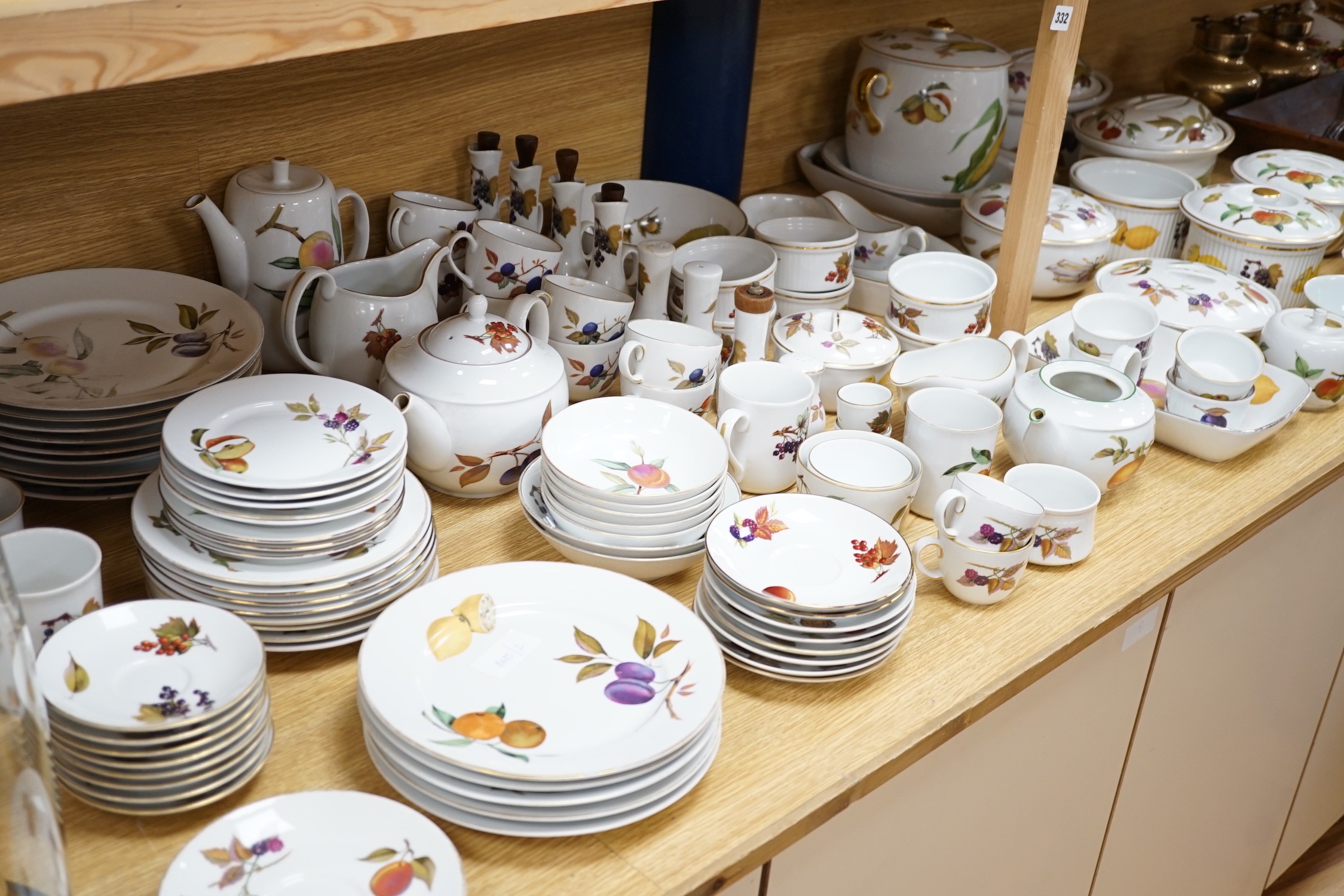 A quantity of Worcester Evesham dinner and tea wares, approx 120 pieces - Image 3 of 8