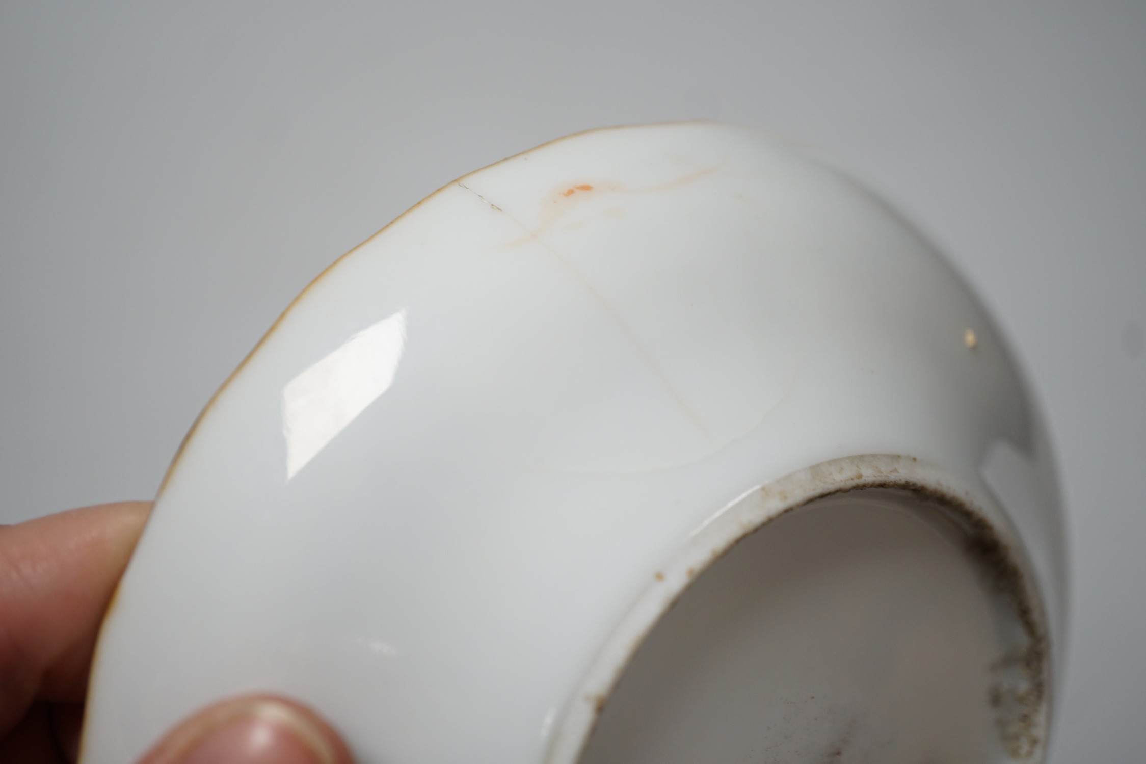 A Chinese enamelled porcelain saucer dish and a blue and white bowl - Image 9 of 10