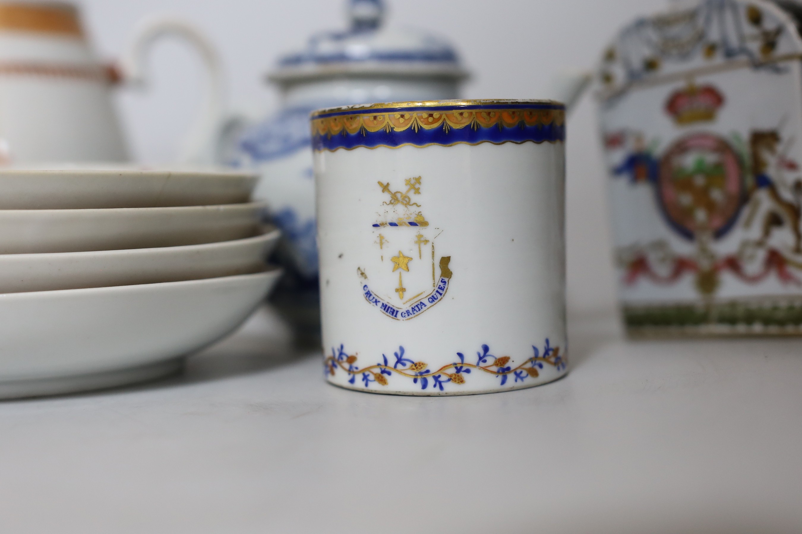 A group of Chinese Qianlong - Jiaqing porcelain tea wares, a rare snuff bottle and a French armorial - Image 3 of 10