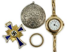 An early 20th century 9ct gold manual wind wrist watch, on a 15ct expanding bracelet, case