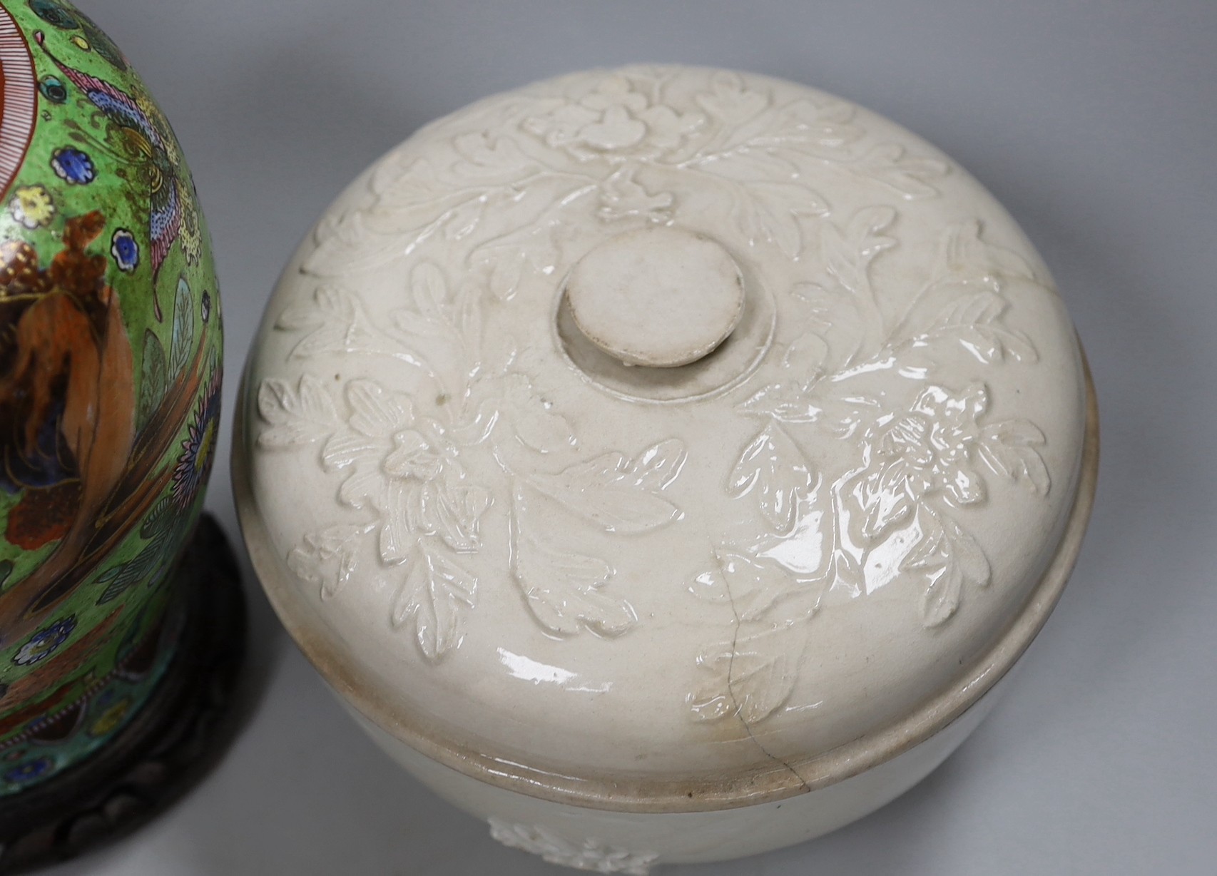A Chinese clobbered vase and cover, and a blanc de chine bowl and cover, tallest 30cms high (2) - Image 2 of 3