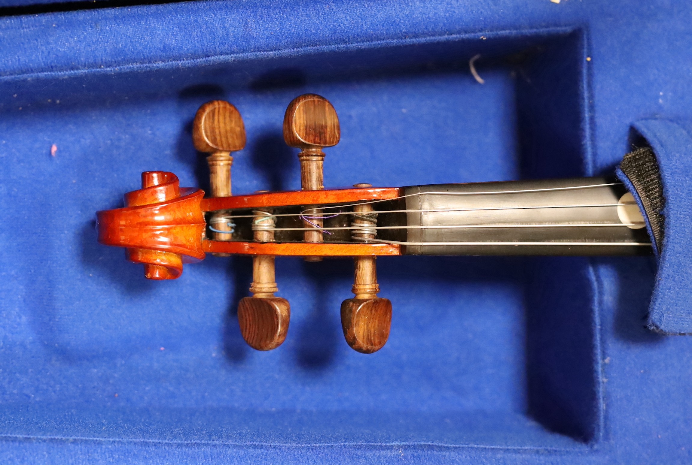 A cased violin and bow - Image 3 of 3