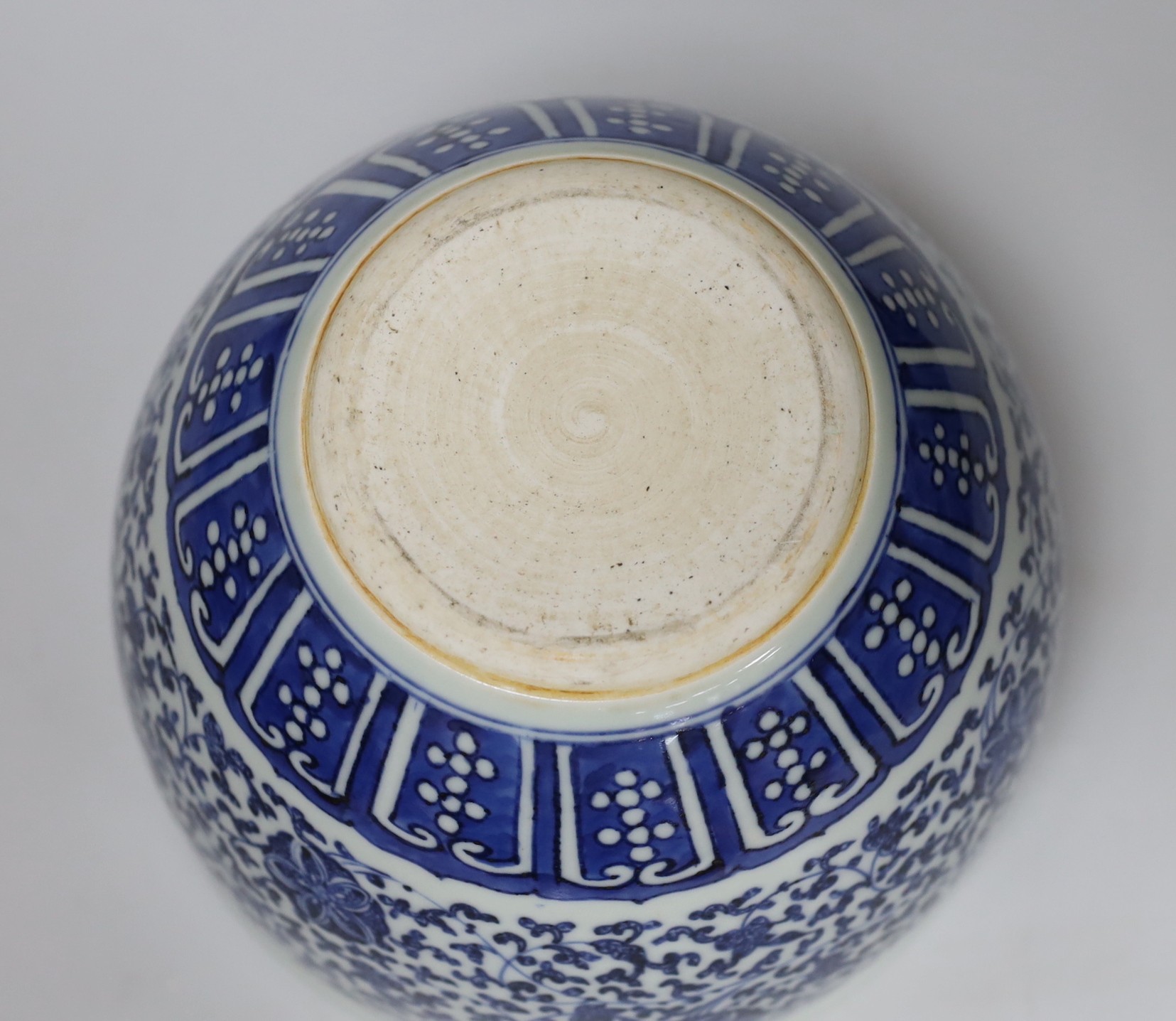 A Chinese blue and white jardiniere, 18cm - Image 4 of 4