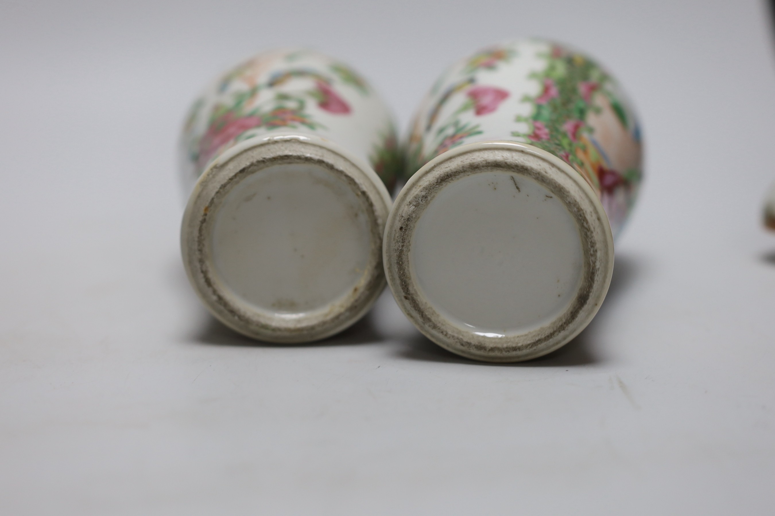 A pair of 19th century Chinese famille rose vases and covers, 24cms high - Image 4 of 4