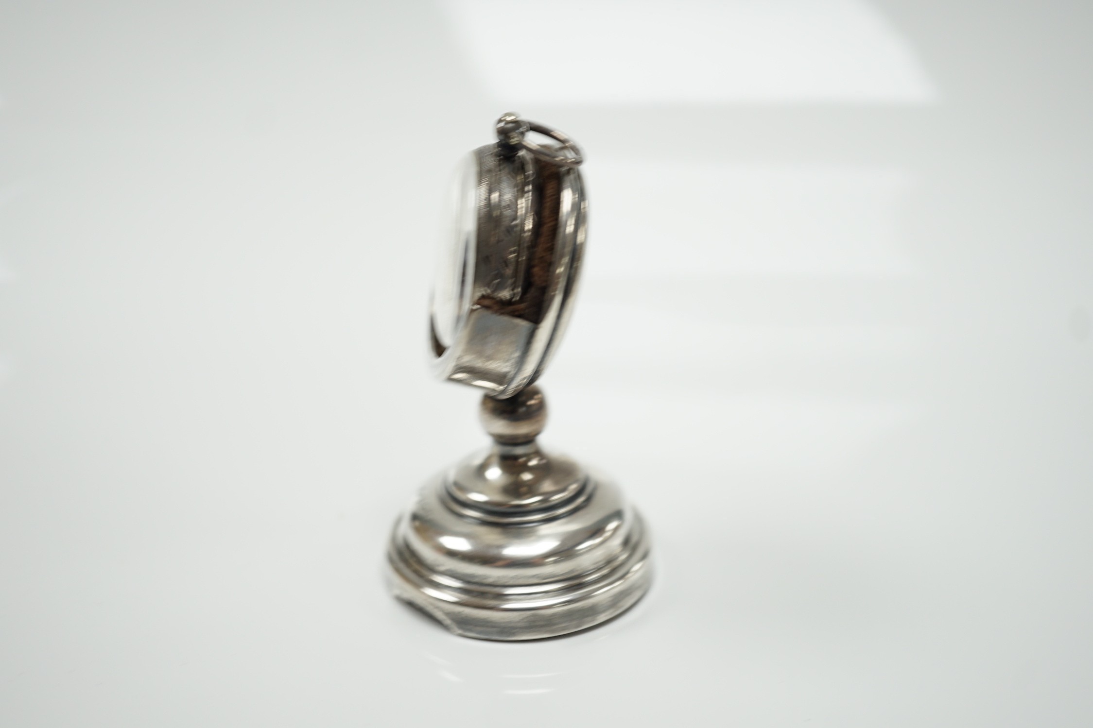 A George V silver mounted fob watch stand, Birmingham, 1923, 79mm, containing a Swiss white metal - Image 5 of 6