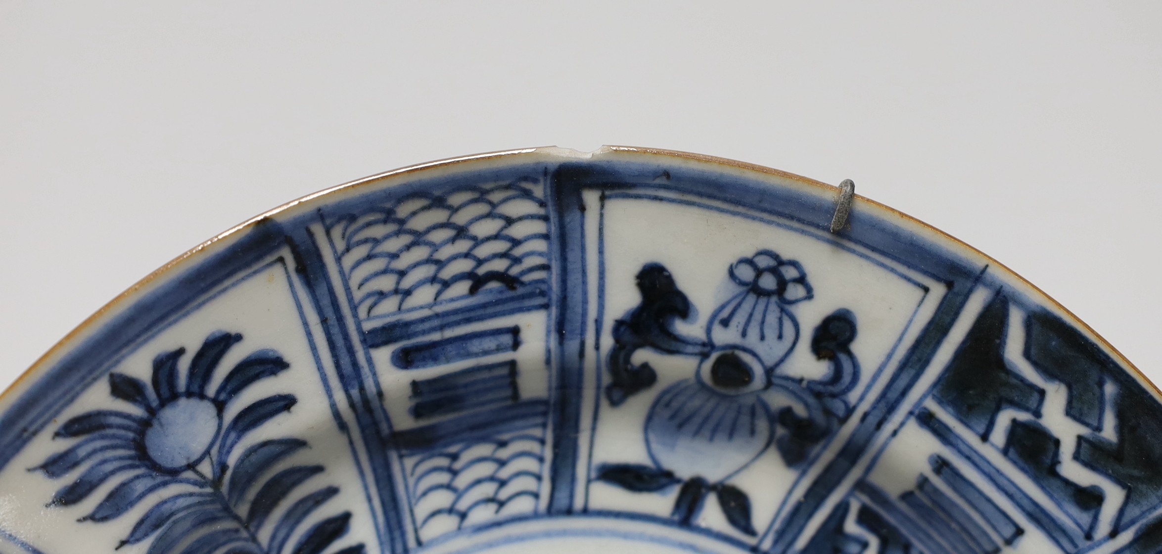 A Chinese blue and white Kraak dish, 16cm - Image 2 of 3