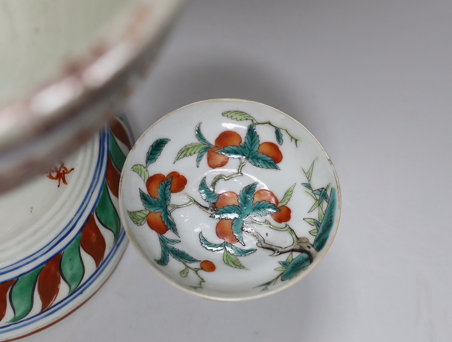 A small 19th Chinese stem dish decorated with peaches and a late 20th century large Wucai stem - Image 4 of 5