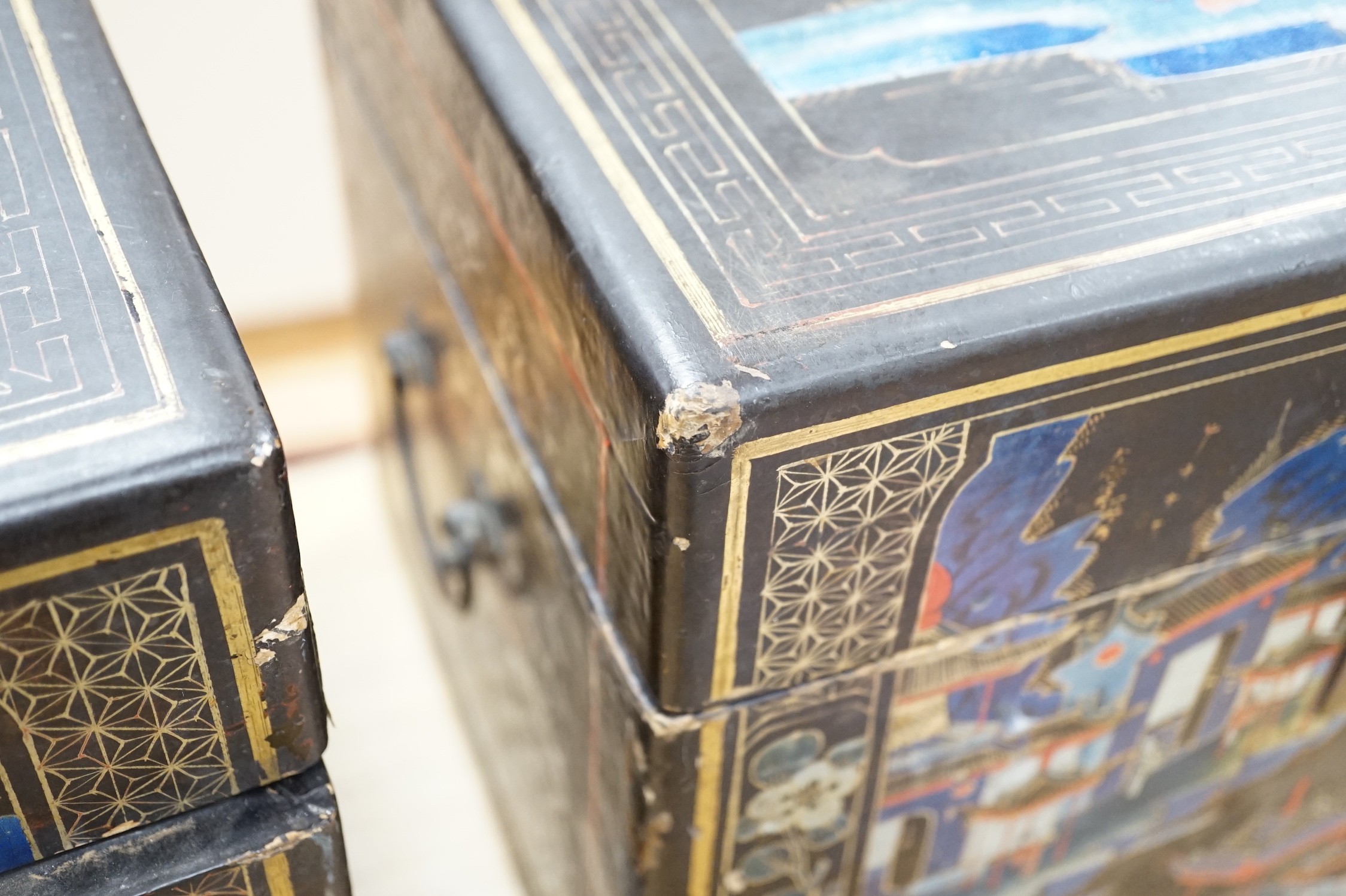 A pair of Chinese export lacquer boxes, 43cm wide - Image 5 of 6