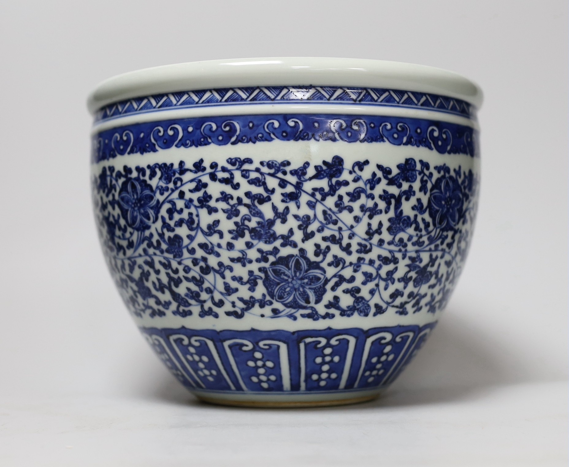 A Chinese blue and white jardiniere, 18cm - Image 2 of 4