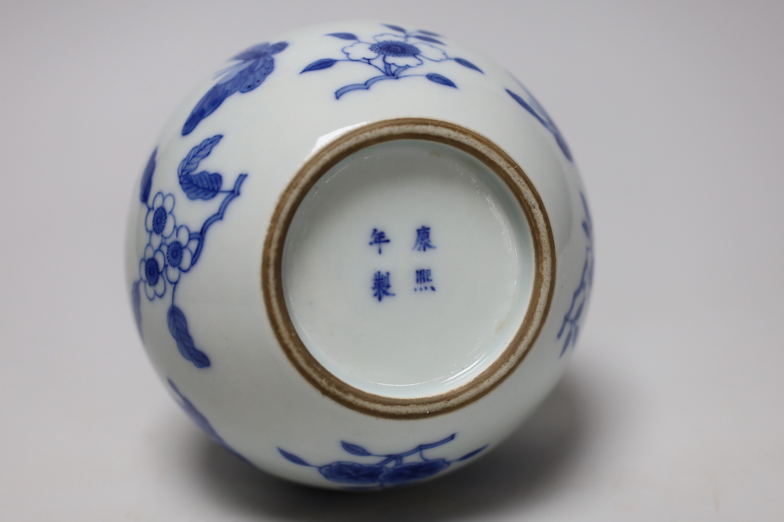 A Chinese blue and white ‘butterfly’ vase, 19cm - Image 4 of 4