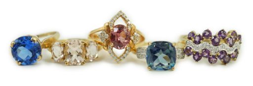 Four assorted modern 9ct gold and gem set rings and a similar 9k gem set ring, gross weight 16