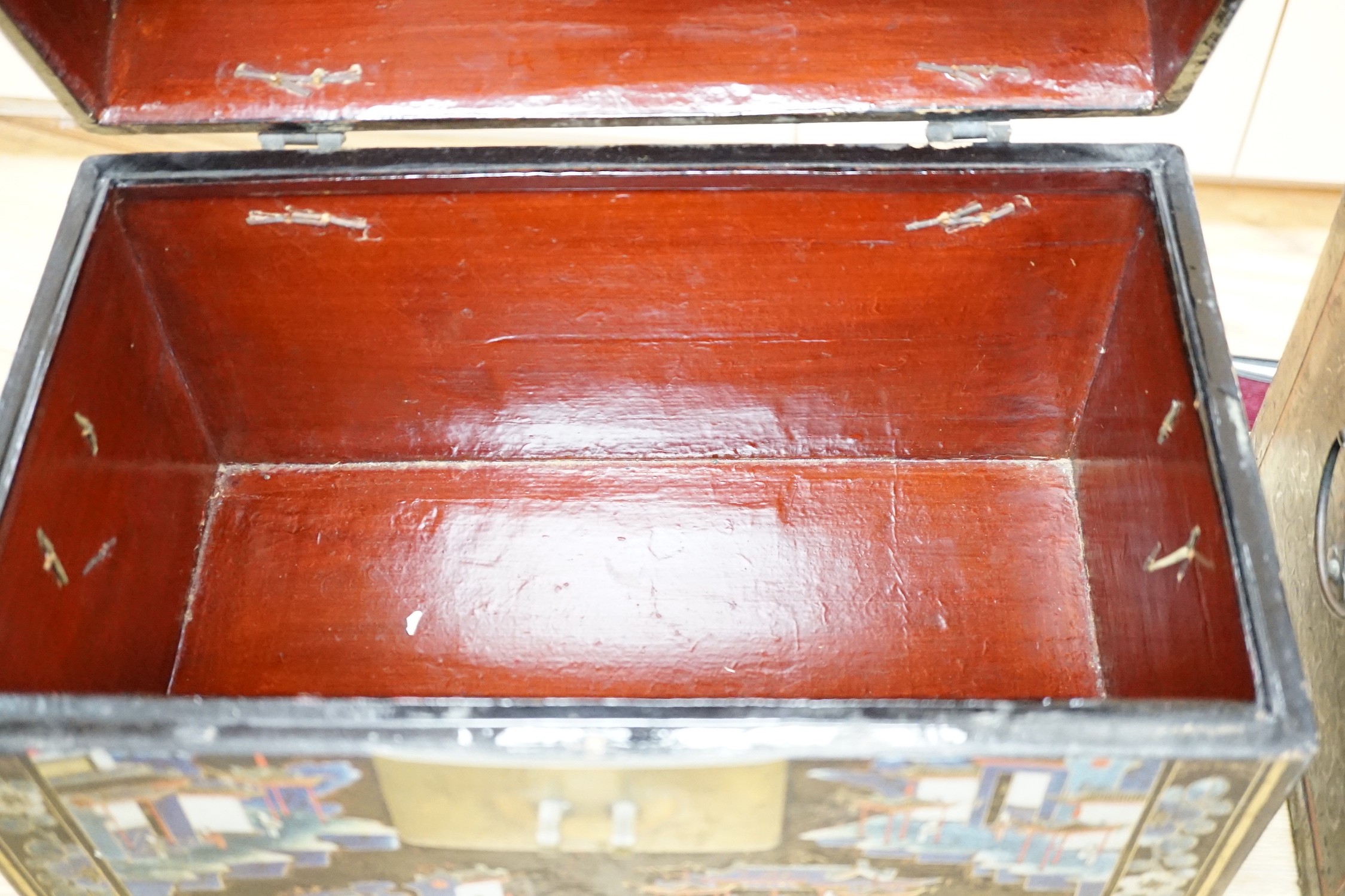 A pair of Chinese export lacquer boxes, 43cm wide - Image 6 of 6