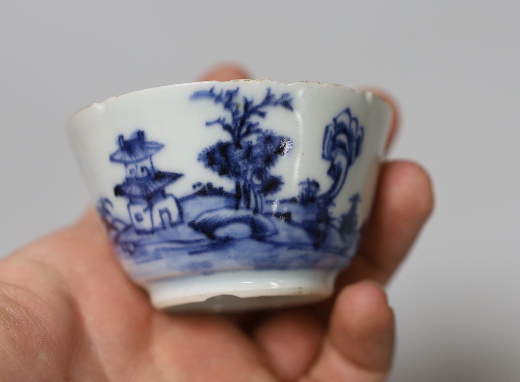 A Chinese Kangxi blue and white tea bowl and saucer, and a blue and white bowl, largest 13cm - Image 5 of 6