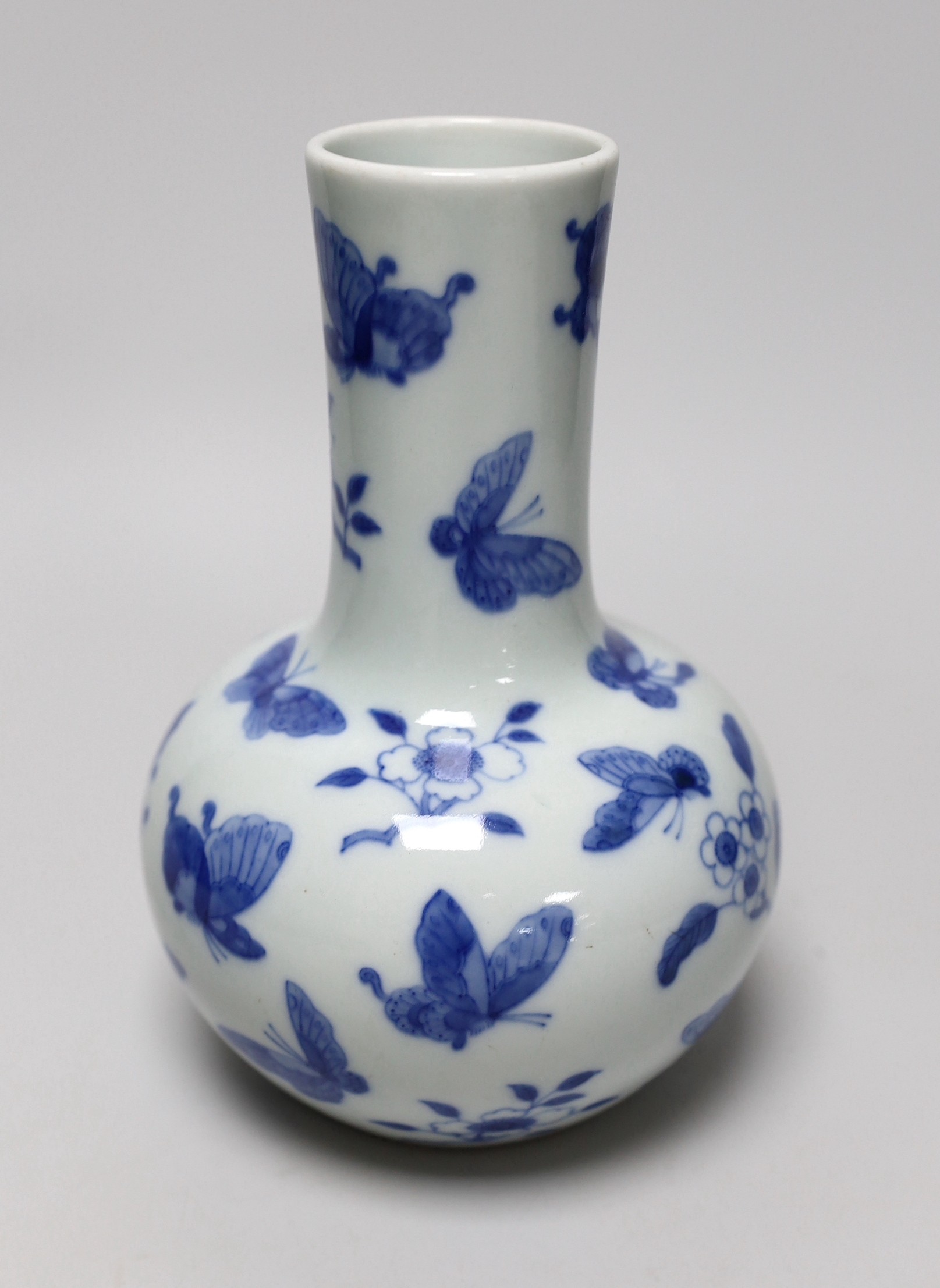 A Chinese blue and white ‘butterfly’ vase, 19cm - Image 2 of 4