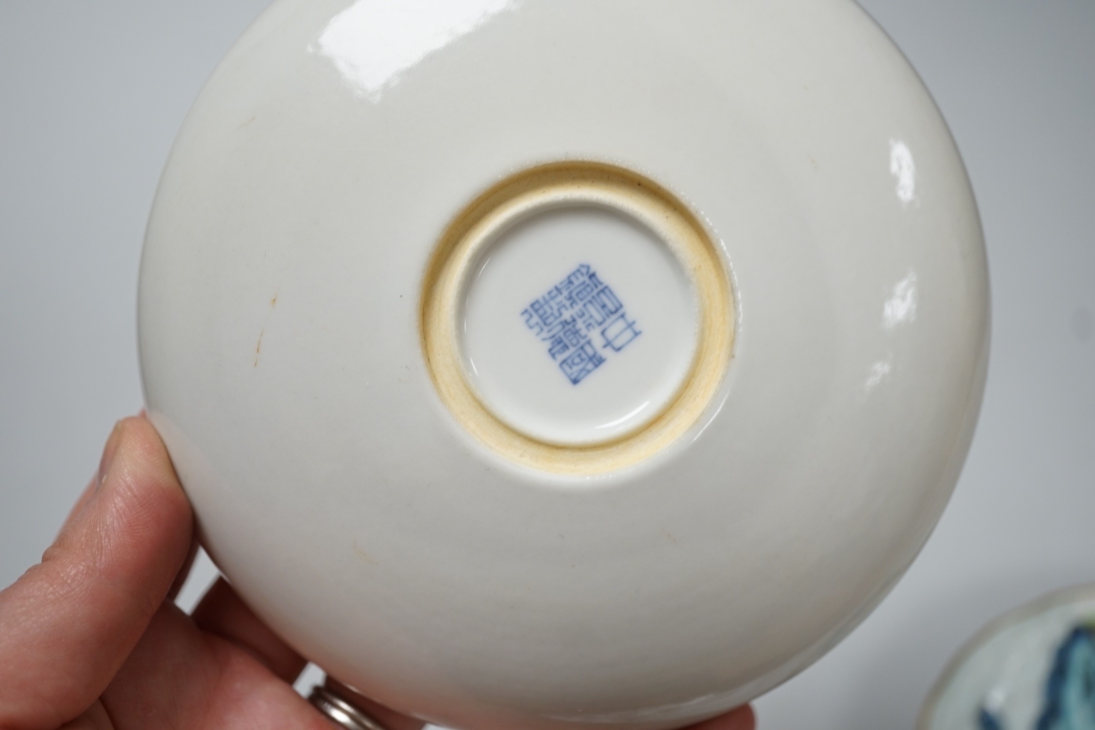 A Chinese enamelled porcelain saucer dish and a blue and white bowl - Image 10 of 10