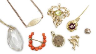 Sundry jewellery including an Edwardian yellow metal, peridot and seed pearl set drop pendant