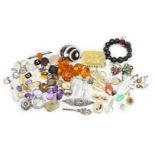 Assorted jewellery etc. including unmounted seals, agate brooch, engraved yellow metal locket and