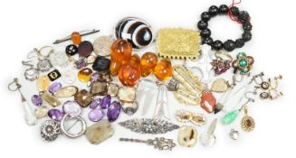 Assorted jewellery etc. including unmounted seals, agate brooch, engraved yellow metal locket and