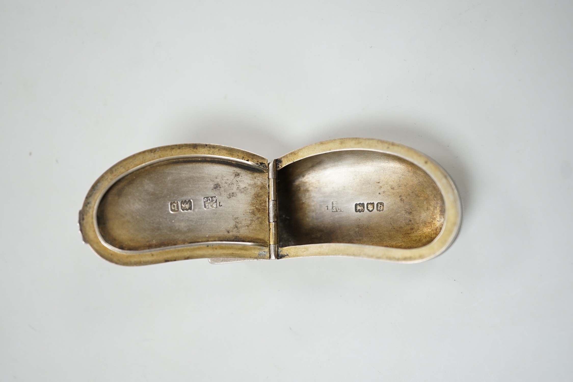 A late Victorian silver kidney shaped snuff box, by Sampson Mordan & Co, London, 1897, 69mm. - Image 3 of 5