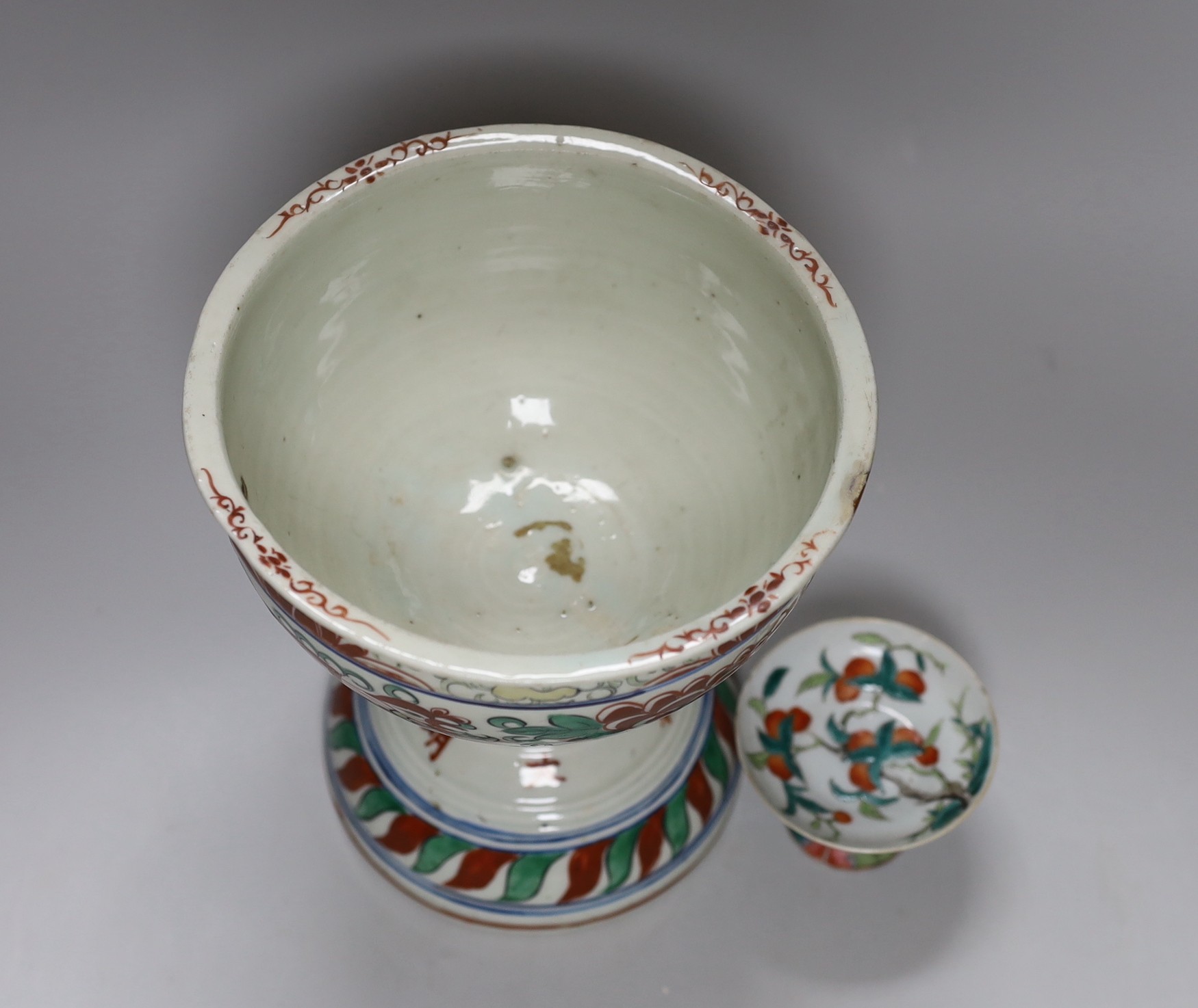 A small 19th Chinese stem dish decorated with peaches and a late 20th century large Wucai stem - Image 3 of 5