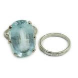 An 18ct, plat and single stone oval cut aquamarine set ring, with diamond chip set shoulders, size
