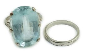 An 18ct, plat and single stone oval cut aquamarine set ring, with diamond chip set shoulders, size